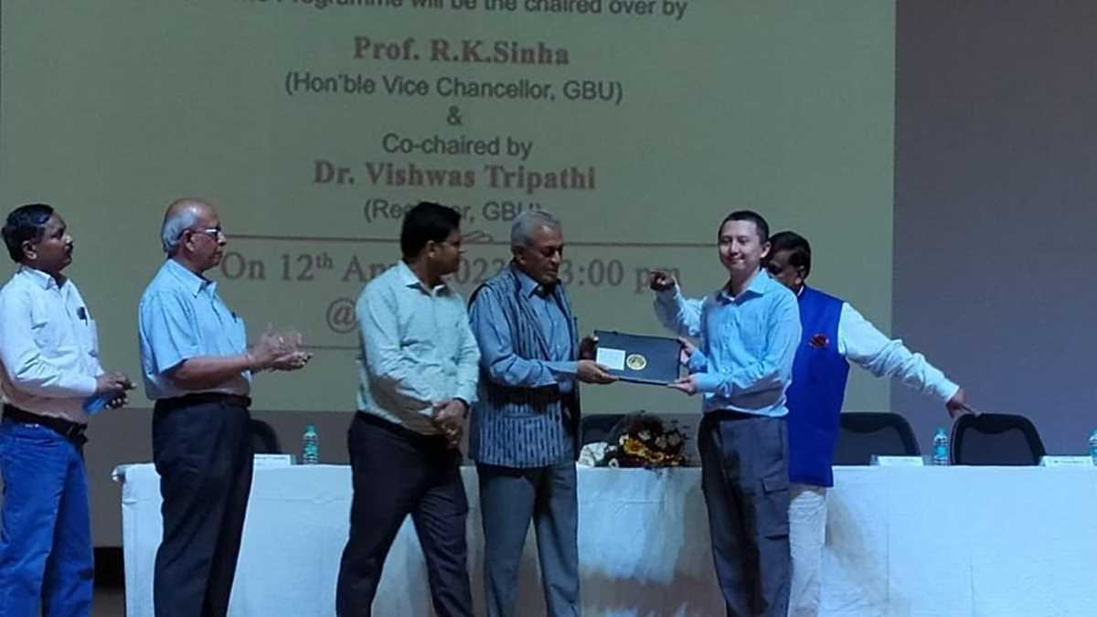 जीबीयू ने मेधावी छात्रों को छात्रवृत्ति देकर किया सम्मानित जीबीयू ने मेधावी छात्रों को छात्रवृत्ति देकर किया सम्मानित